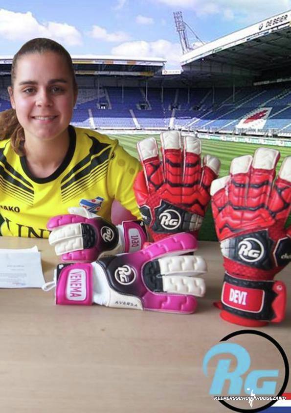 Devi Venema keept nu ook met RG Keepershandschoenen.